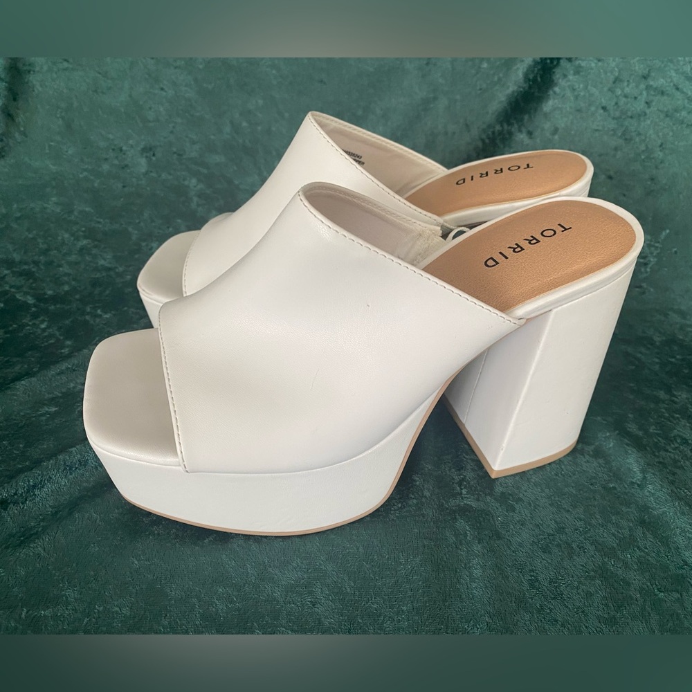 Torrid White chunky mules size 8.5ww